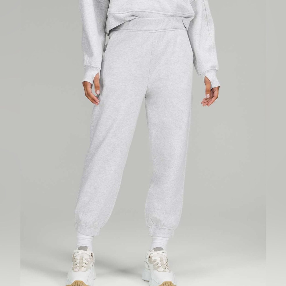 Lululemon Relaxed High-Rise Cropped Jogger Size 6 !
